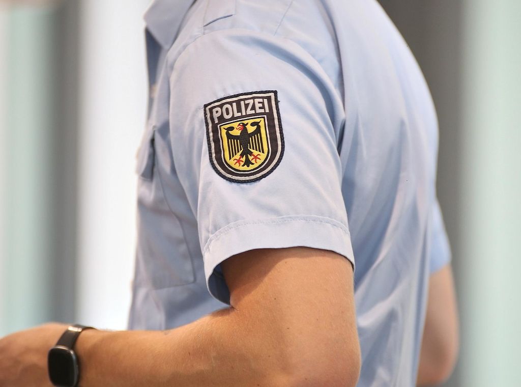 Mann uriniert im Tunnel des S-Bahnhofs Harburg-Rathaus