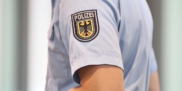 Mann uriniert im Tunnel des S-Bahnhofs Harburg-Rathaus
