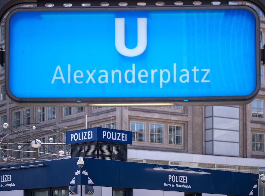 Unschuldiger in Berliner-Polizeiwache misshandelt: Beamte sagen aus