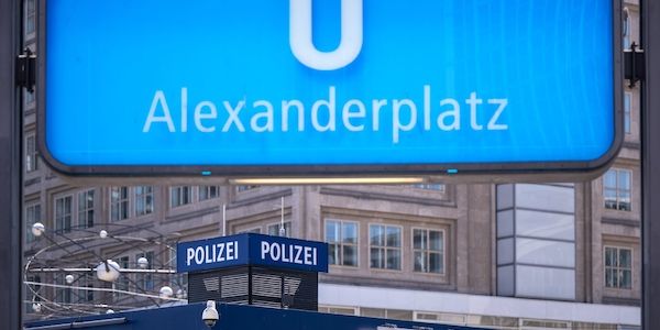 Unschuldiger in Berliner-Polizeiwache misshandelt: Beamte sagen aus
