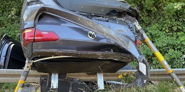 Schwerer Unfall auf B236 bei Dortmund - Fahrerin eingeklemmt