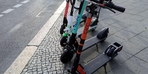 Schnieder will Parken von E-Scootern auf Gehwegen einschränken