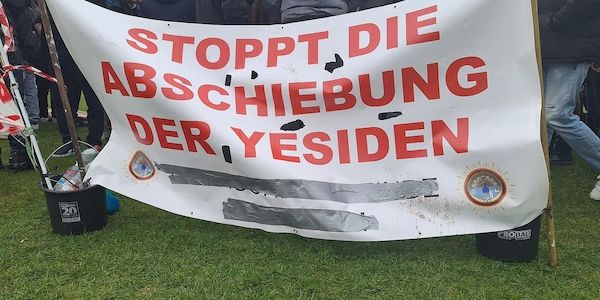 Hamburg erinnert an Genozid an Êzîden mit Abschlussveranstaltung