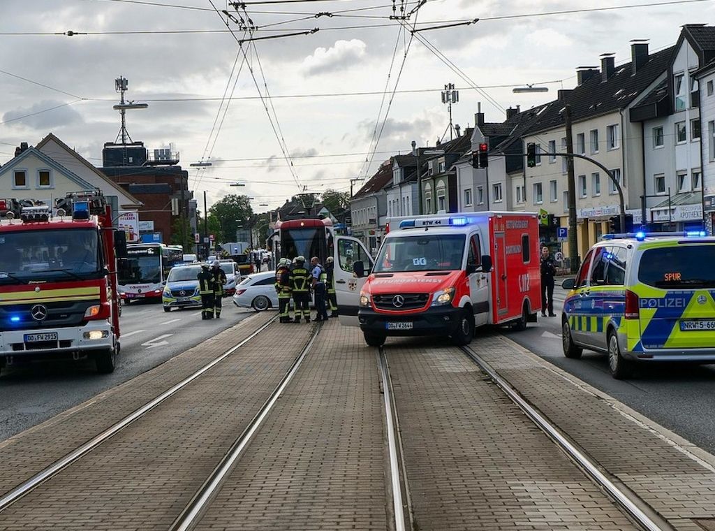 Schwerer Verkehrsunfall zwischen Straßenbahn und Auto in Dortmund-Wambel