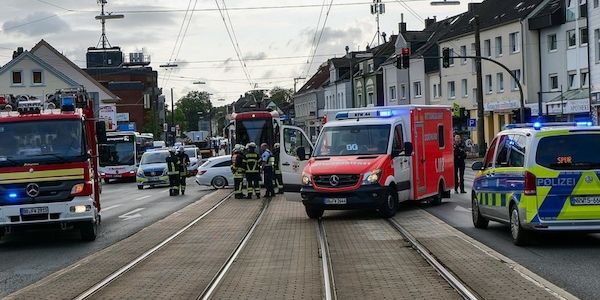 Schwerer Verkehrsunfall zwischen Straßenbahn und Auto in Dortmund-Wambel
