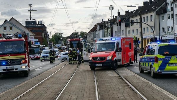 Schwerer Verkehrsunfall zwischen Straßenbahn und Auto in Dortmund-Wambel