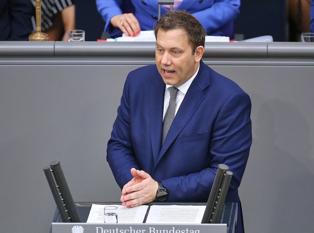 Klingbeil verspricht anhaltend hohe Investitionen