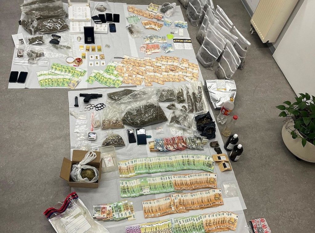 Polizei findet Schusswaffe und Drogen bei Razzia in Köln und Hürth