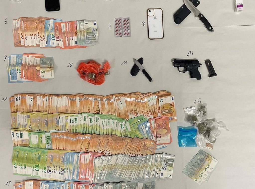 Polizei sichert Schusswaffe, Drogen und 42.000 Euro in Köln-Kalk