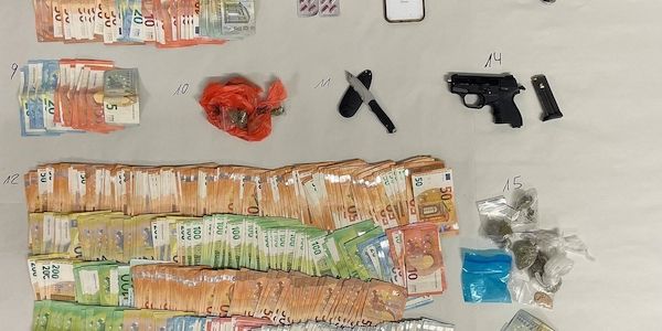 Polizei sichert Schusswaffe, Drogen und 42.000 Euro in Köln-Kalk