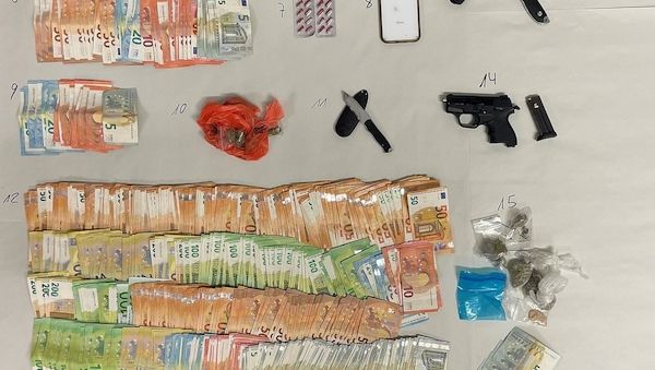 Polizei sichert Schusswaffe, Drogen und 42.000 Euro in Köln-Kalk