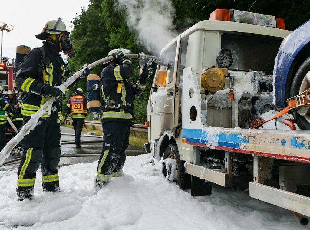 Feuerwehr Bremen verhindert Schlimmeres bei Fahrzeugbrand auf B236 bei Dortmund