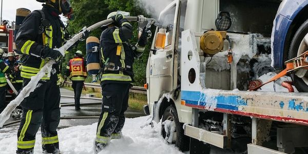 Feuerwehr Bremen verhindert Schlimmeres bei Fahrzeugbrand auf B236 bei Dortmund