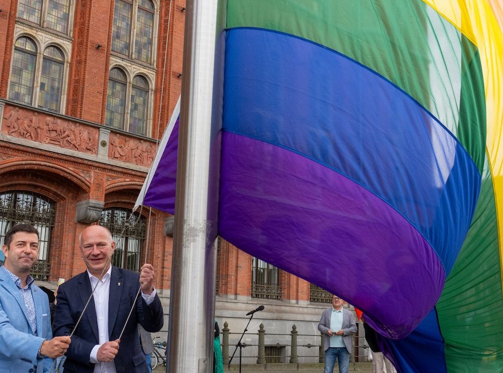 Kai Wegner hisst Regenbogenfahne am Roten Rathaus