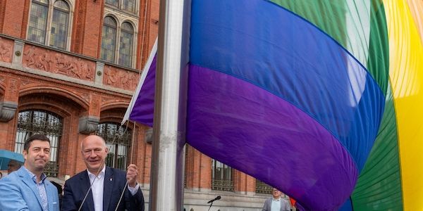 Kai Wegner hisst Regenbogenfahne am Roten Rathaus