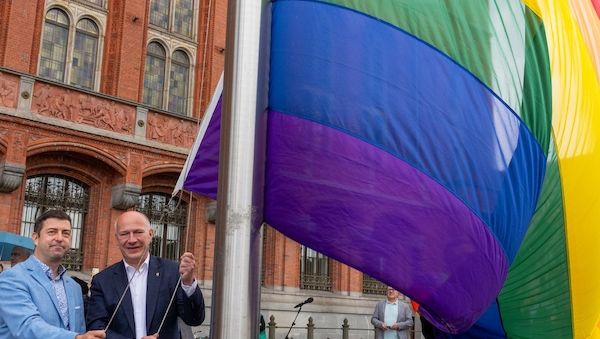 Kai Wegner hisst Regenbogenfahne am Roten Rathaus