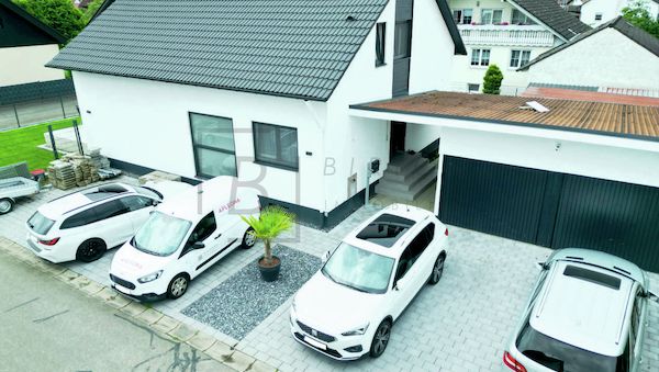 Wohnglück auf zwei Ebenen – Stilvoll modernisiertes Einfamilienhaus mit Gartenidylle