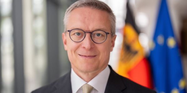 Bundesdigitalminister Wildberger äußert sich zum Telekommunikationsgesetz 