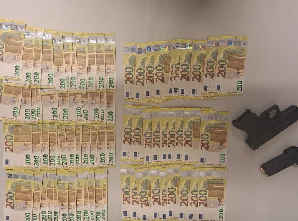 Polizei stellt in Köln-Kalk scharfe Waffe und 15.000 Euro sicher