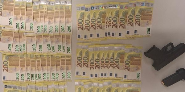 Polizei stellt in Köln-Kalk scharfe Waffe und 15.000 Euro sicher