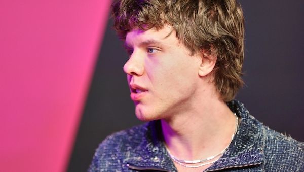 Alex Warren führt Single-Charts an - Zartmann auf Rang drei