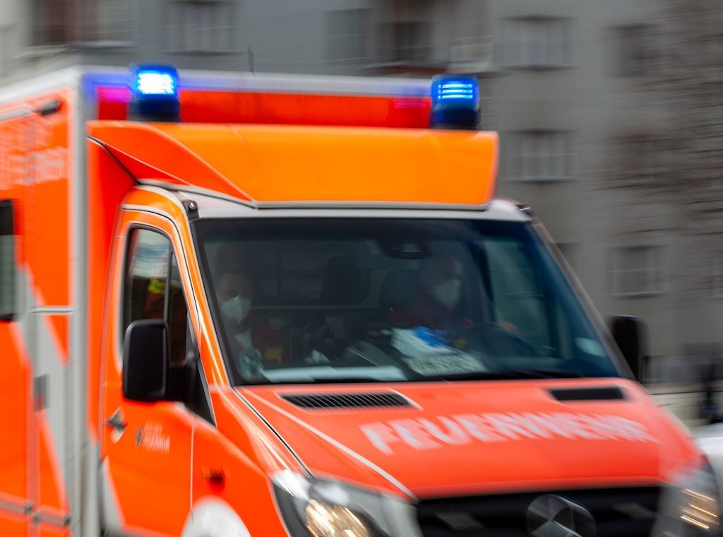 Autofahrer fährt in Berlin-Pankow gegen Baum