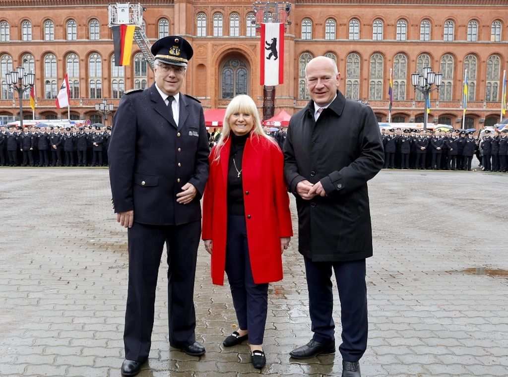 Feierliches Gelöbnis vor dem Roten Rathaus für 460 Auszubildende bei der Berliner-Feuerwehr