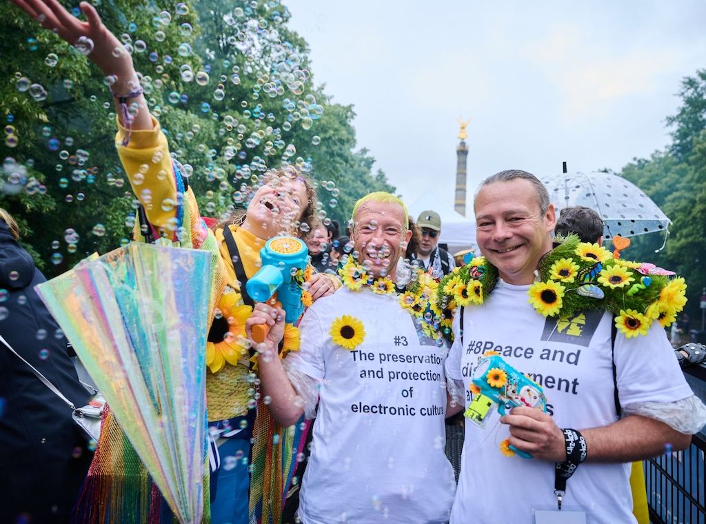 Berlin: Tausende Menschen Tanzen im Regen - Party-Demo «Rave The Planet»