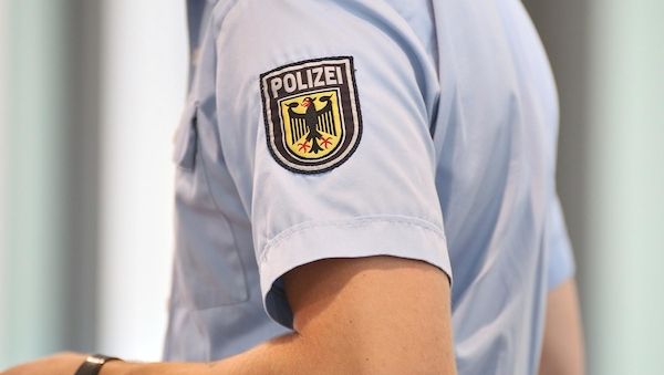Mann uriniert im Tunnel des S-Bahnhofs Harburg-Rathaus