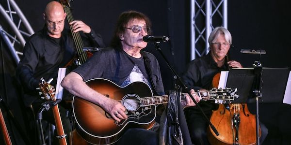Ex-Puhdys Sänger Dieter «Maschine» mit Streicherquintett auf Tour
