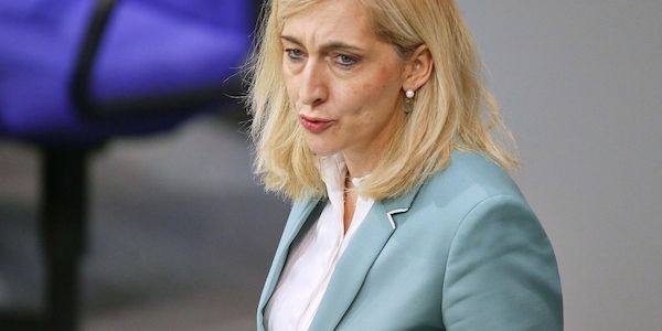 Warken verlangt härtere Strafen gegen gewalttätige Patienten