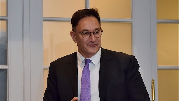 Zwischen Zahlen, Sprachen und Welten: Wie Michael Hergesell Versicherungen neu denkt