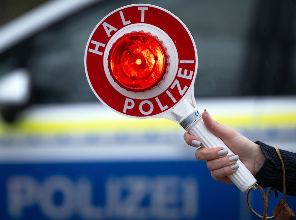 Fürstenwalde: Kontrolle eines Autos eskaliert - Alkohol bei 14-Jähriger