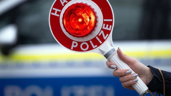 Fürstenwalde: Kontrolle eines Autos eskaliert - Alkohol bei 14-Jähriger