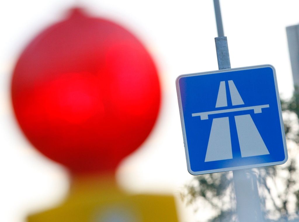 Berliner-Avus gesperrt wegen kaputten Gullydeckels