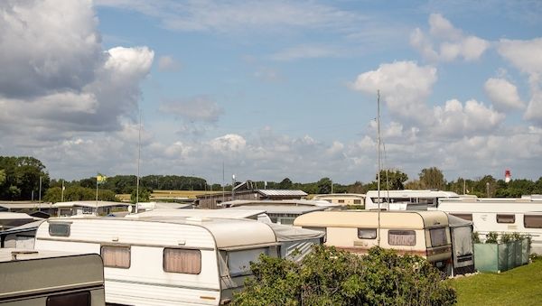 Camper-Streit auf Rügen eskaliert – Seniorin schlägt zu