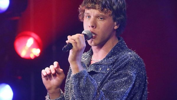Alex Warren führt Single-Charts weiter an - Zartmann auf Rang drei