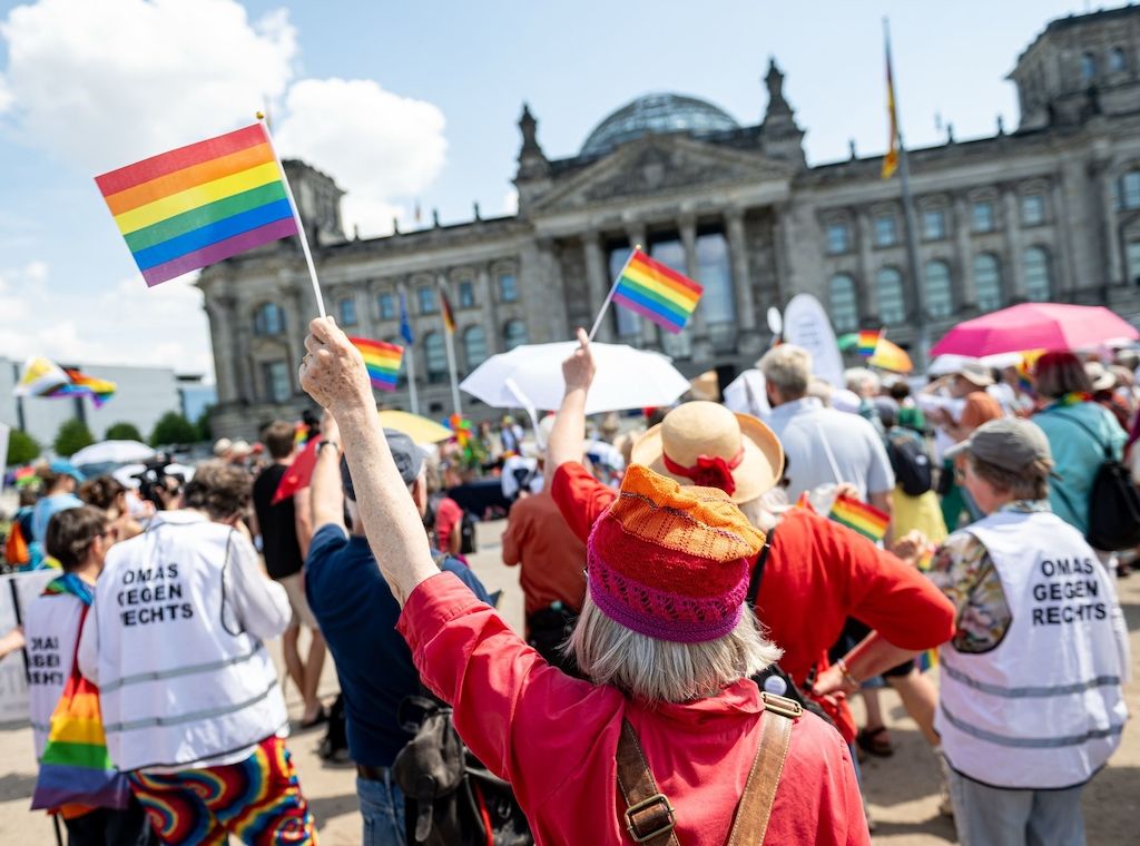 Omas gegen rechts demonstrieren in Berlin für Pride-Flagge