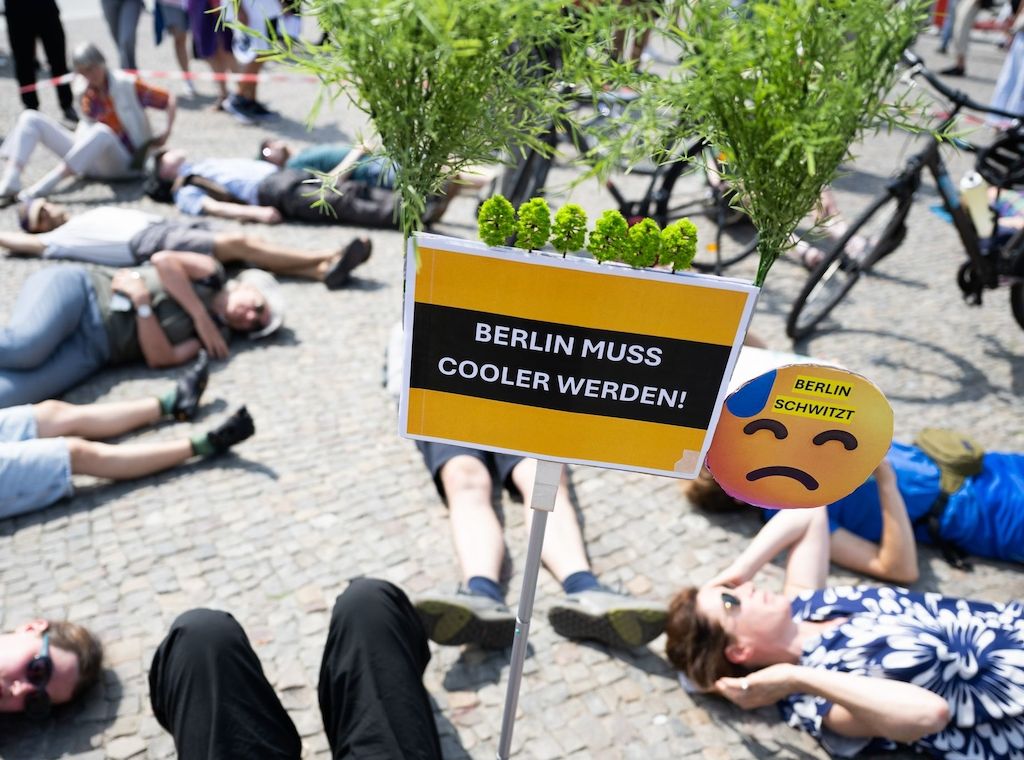 Demonstranten am Brandenburger Tor fordern mehr Hitzeschutz