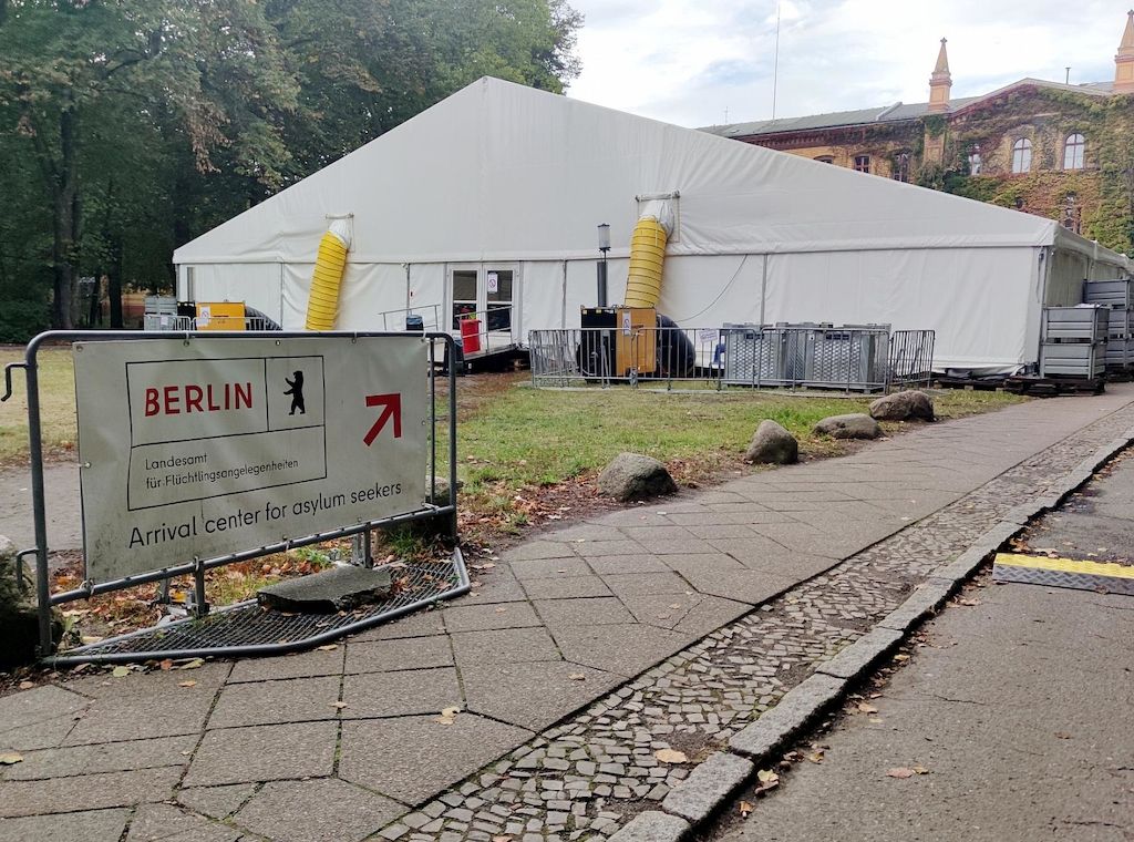 FDP Berlin kritisiert Verzögerung bei Einführung der Bezahlkarte für Geflüchtete
