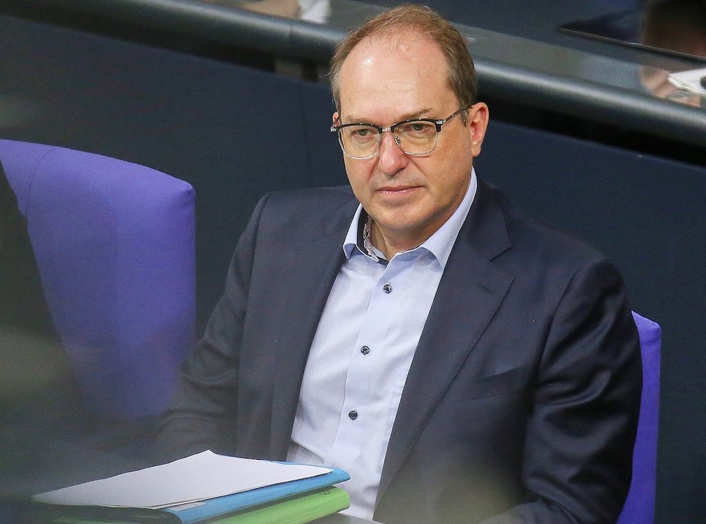Dobrindt wirft Berlin mangelnde Prüfung bei Einbürgerungen vor