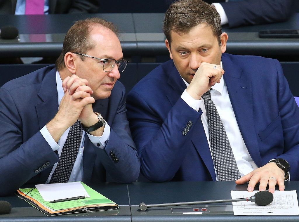 Klingbeil unter Druck: Zwei Ministerien wollen Milliarden extra