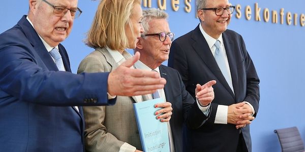 Wüst lobt Initiative für Staatsreform