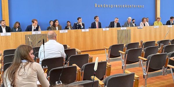 Bundesregierung nimmt Steinmeier-Kritik "mit Respekt zur Kenntnis"