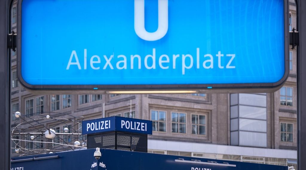 Unschuldiger in Berliner-Polizeiwache misshandelt: Beamte sagen aus