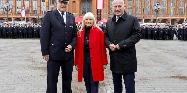Feierliches Gelöbnis vor dem Roten Rathaus für 460 Auszubildende bei der Berliner-Feuerwehr