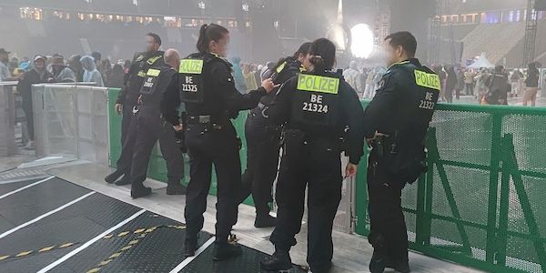 Berliner Polizei mit langem Partywochenende vorerst zufrieden