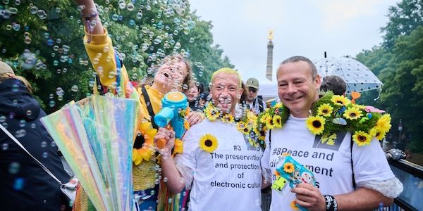 Berlin: Tausende Menschen Tanzen im Regen - Party-Demo «Rave The Planet»