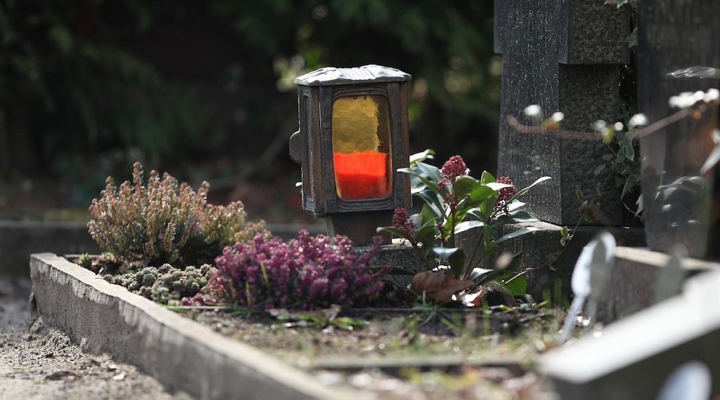 Cottbus verbietet Grablichter wegen Brandgefahr