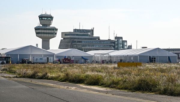 Flüchtlingsunterkunft in Berlin-Tegel: Menschen ziehen für Umbau aus